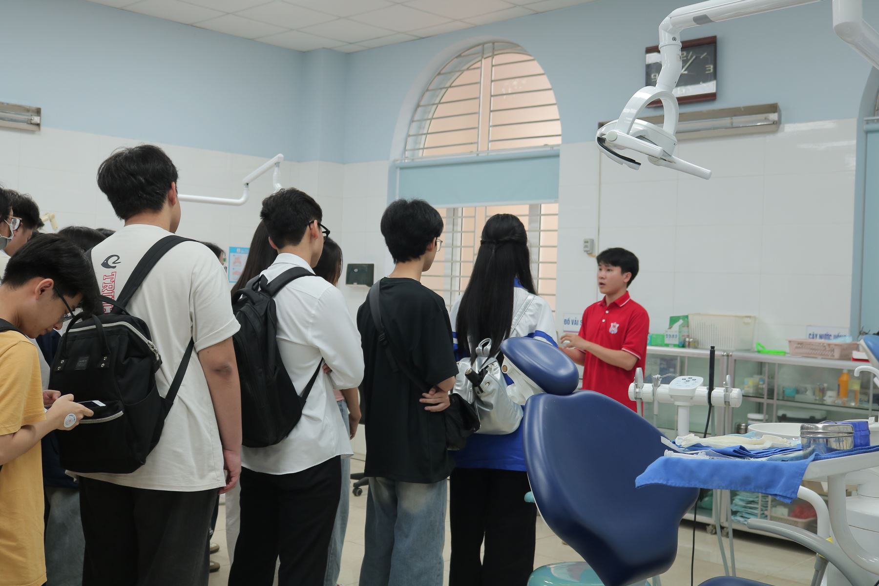 Các học sinh được giới thiệu ghế răng và phòng khám Răng Hàm Mặt